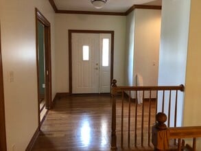 859 Clearwater Cv W in Crown Point, IN - Foto de edificio - Building Photo