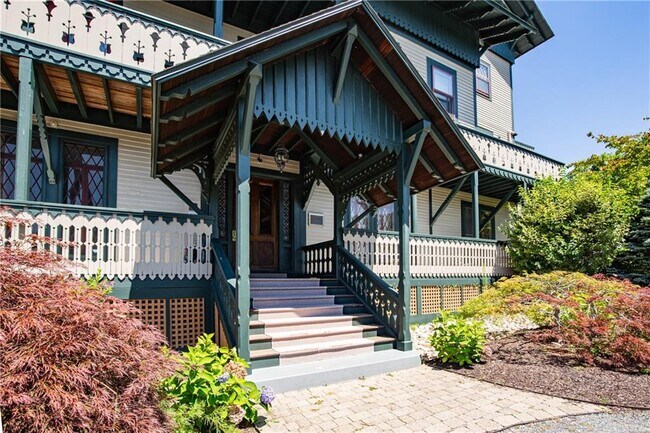 35 Chastellux Ave in Newport, RI - Building Photo - Building Photo