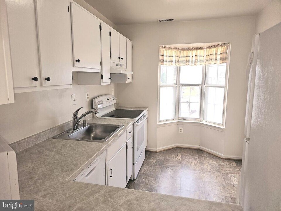8564 Southlawn Ct in Alexandria, VA - Building Photo
