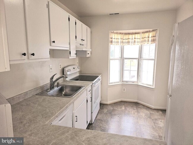 property at 8564 Southlawn Ct