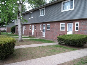 11 Camelot Dr in Bloomfield, CT - Building Photo - Building Photo