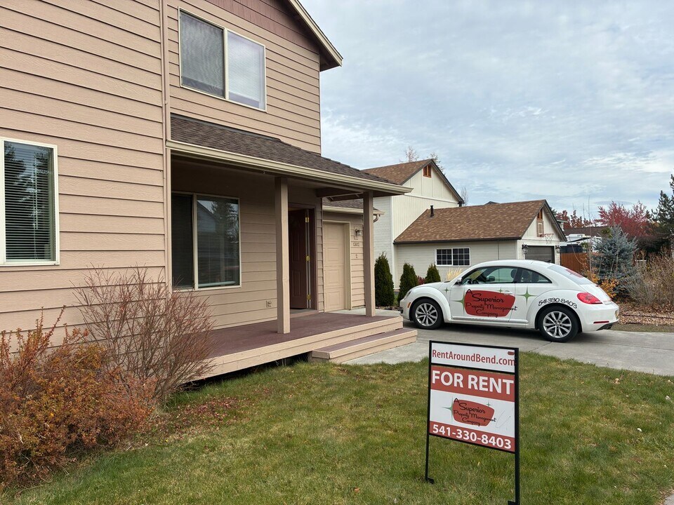 1302 NE Tucson Way in Bend, OR - Building Photo