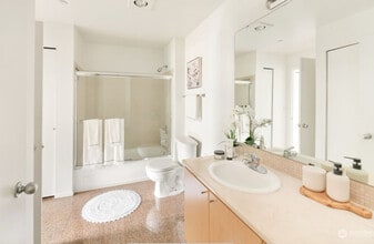 412 11th Ave, Unit 403 in Seattle, WA - Building Photo - Building Photo