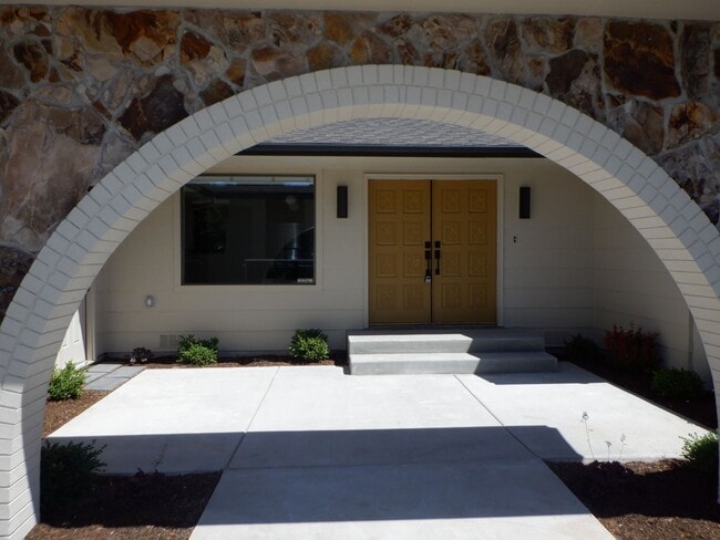 760 NE Innes Ln in Bend, OR - Building Photo - Building Photo
