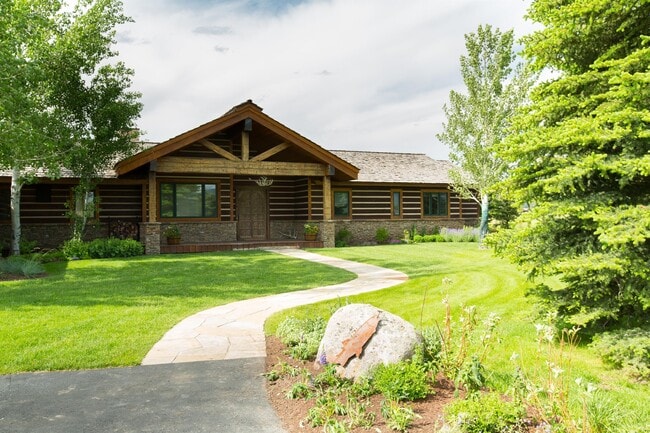 135 E Woodreed Rd in Jackson, WY - Foto de edificio - Building Photo
