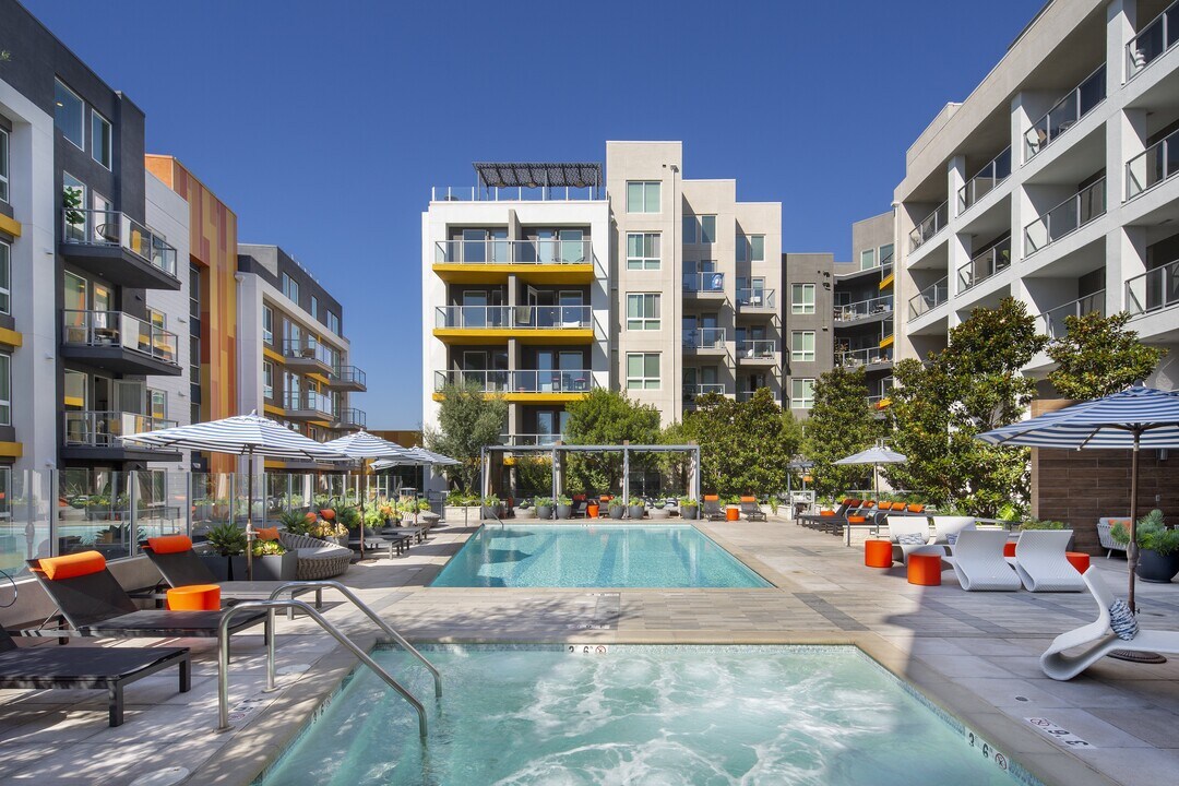 The Q Playa in Los Angeles, CA - Foto de edificio