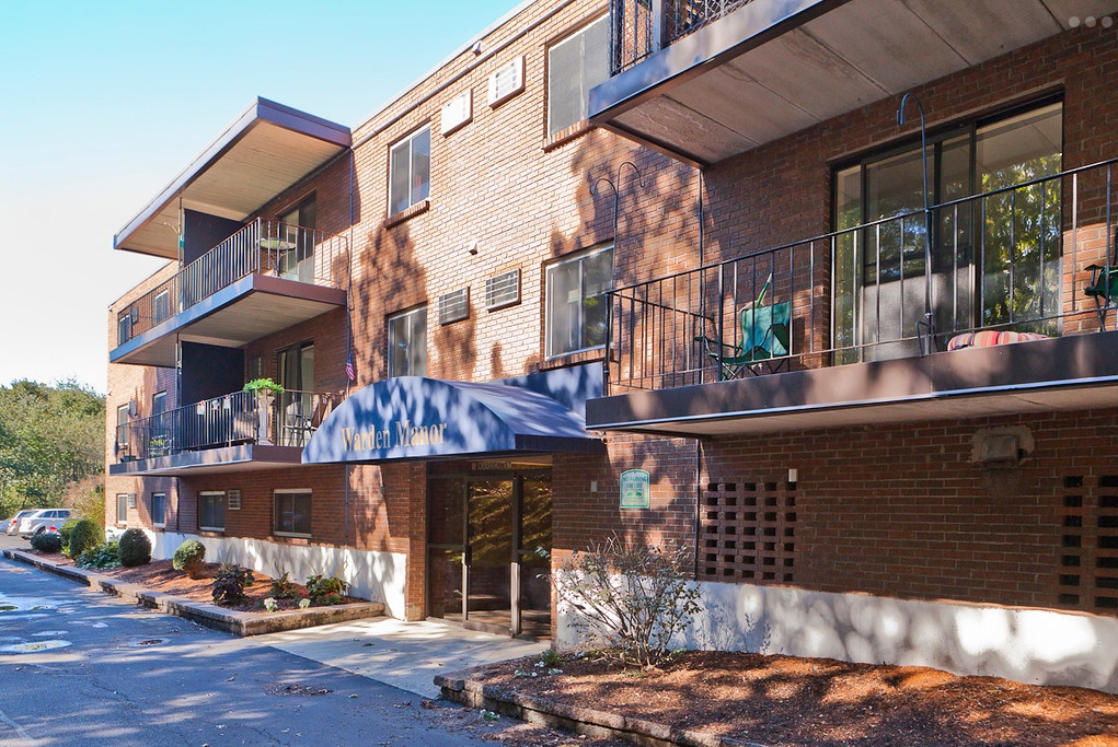 Warden Place in Saugus, MA - Foto de edificio