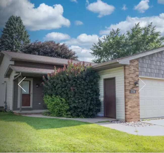 2750 W Parkmoor Ct in Appleton, WI - Building Photo - Building Photo