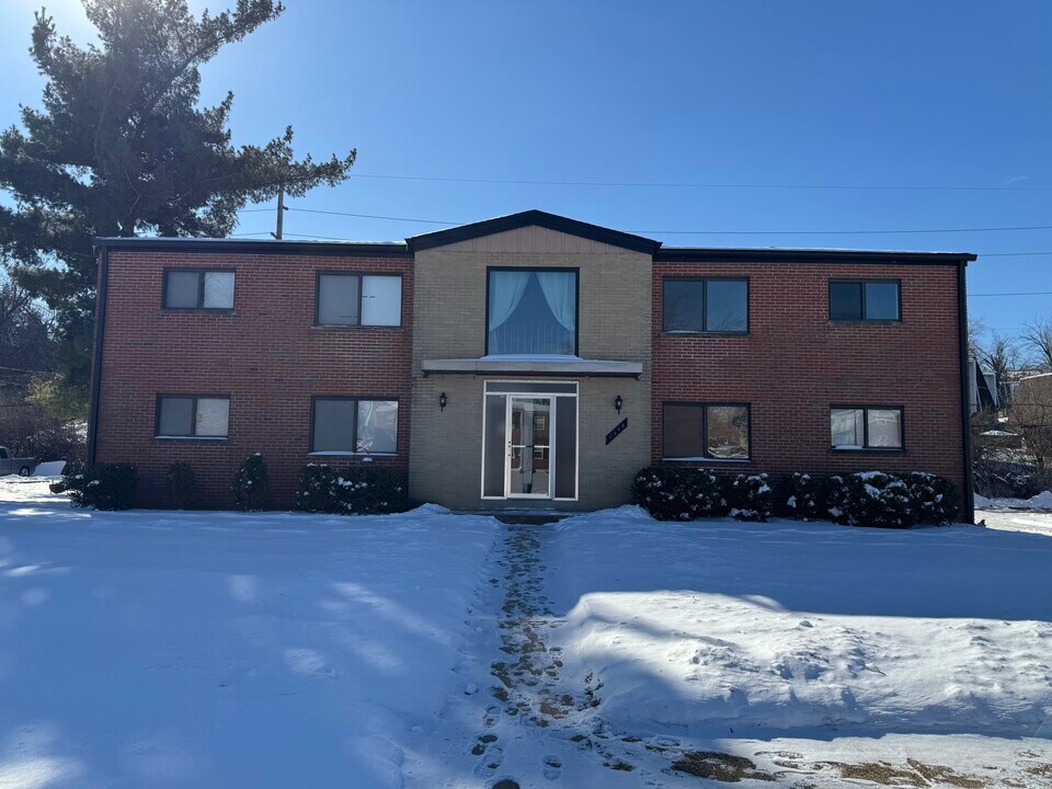 3948 Brittany Cir, Unit D in Bridgeton, MO - Foto de edificio