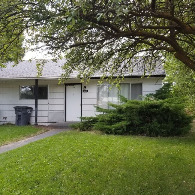 1208-1210 Vandenburg Ave in Moses Lake, WA - Building Photo - Building Photo