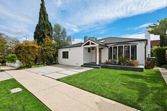 10364 Eastborne Ave in Los Angeles, CA - Foto de edificio - Building Photo