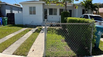 2800 SW 25th St in Miami, FL - Building Photo