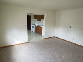 227 Plymouth St, Unit 5 in Le Mars, IA - Building Photo - Building Photo