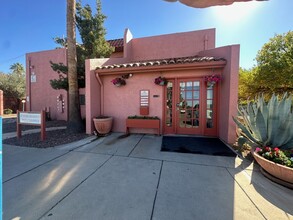 Valencia Gardens Apartments in Tucson, AZ - Foto de edificio - Building Photo