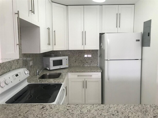 8990 SW 24th St, Unit 211 in Miami, FL - Building Photo - Building Photo