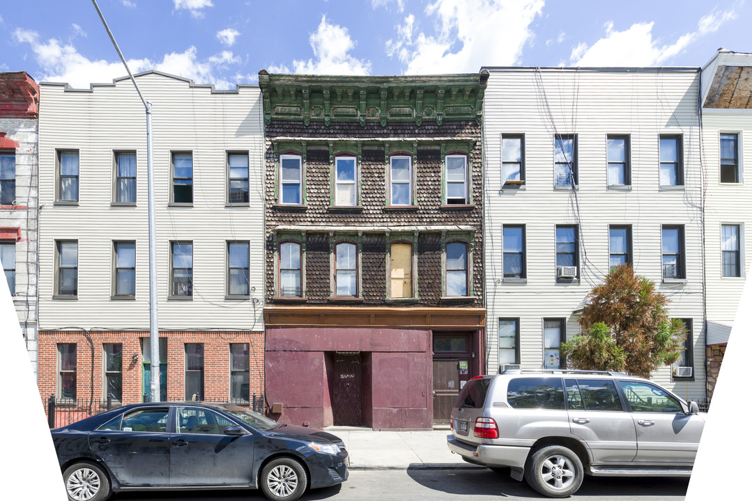 250 Melrose St in Brooklyn, NY - Building Photo