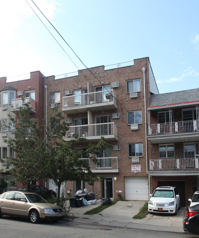 141-41 Pershing Cir in Jamaica, NY - Foto de edificio - Building Photo