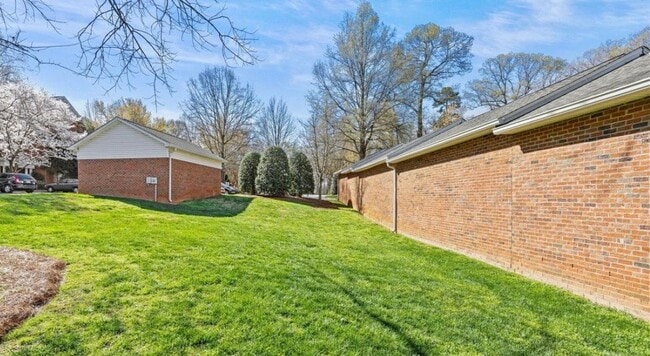 5601 Fairview Rd in Charlotte, NC - Building Photo - Building Photo