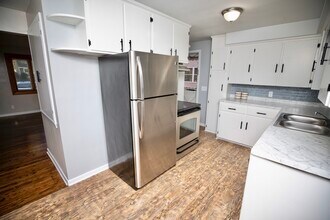 1327 N Oak St in Rochester, MI - Foto de edificio - Building Photo