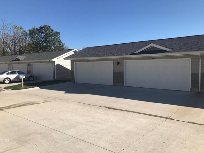 825 Parker Blvd, Unit 204 in Polk City, IA - Foto de edificio - Building Photo