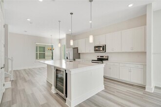 320 Center Lake Ln in Oviedo, FL - Foto de edificio - Building Photo