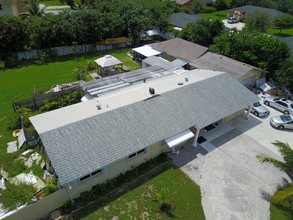 1975 Palm Acres Dr in West Palm Beach, FL - Foto de edificio - Building Photo