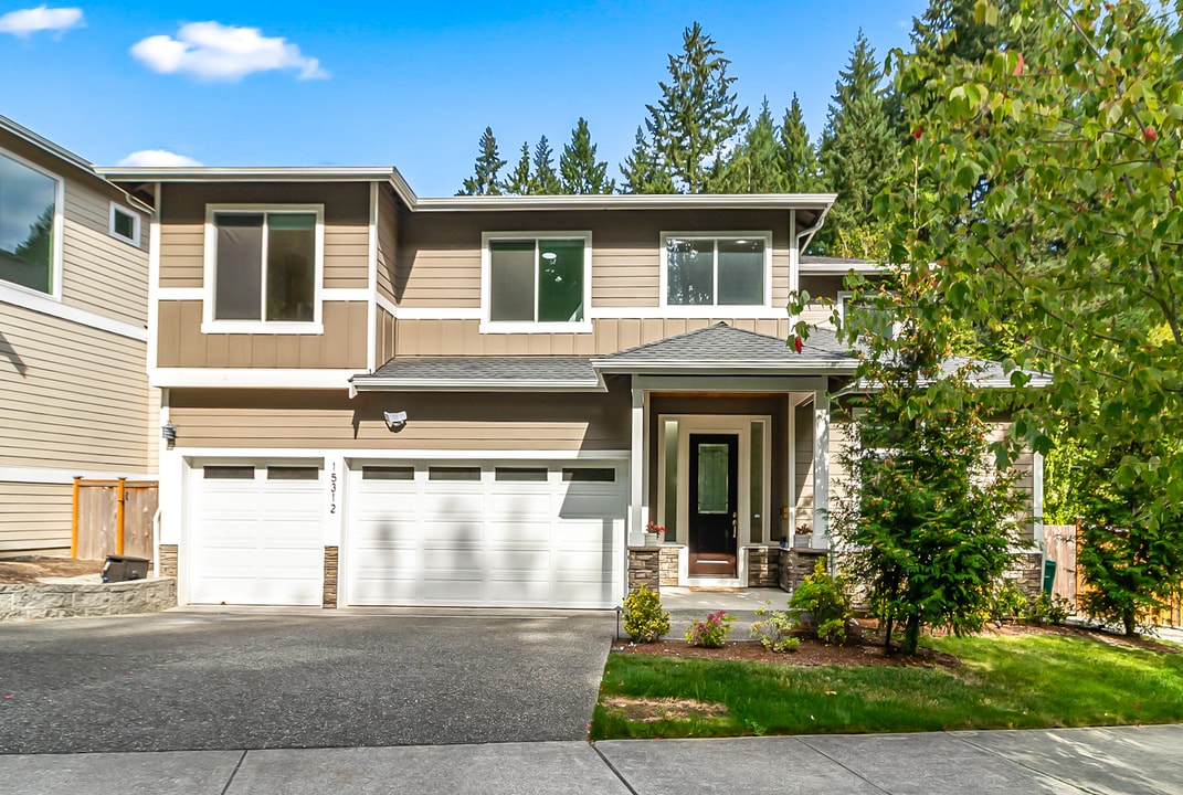 15312 NE Woodland Pl in Woodinville, WA - Foto de edificio