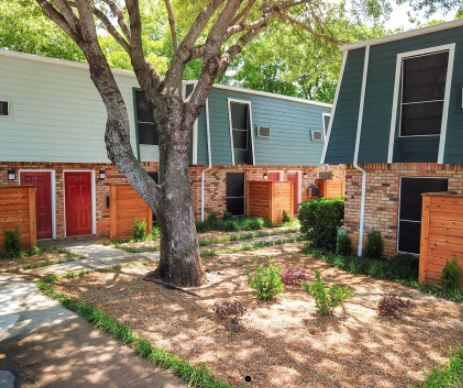 Diamond Villa Townhome Apartments in Arlington, TX - Building Photo