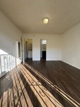 917 Centinela Ave in Inglewood, CA - Building Photo - Interior Photo