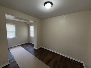 7423 S St Lawrence Ave in Chicago, IL - Foto de edificio - Building Photo