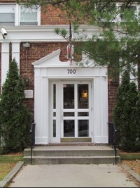 700 Merrick Road in Baldwin, NY - Foto de edificio - Building Photo