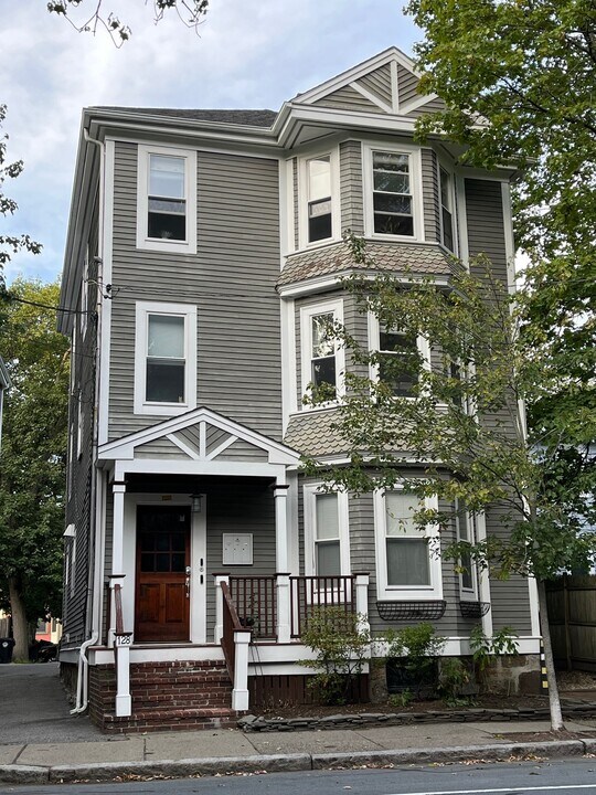 128 Chestnut St, Unit 1 in Brookline, MA - Building Photo