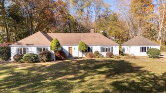 123 Cove Rd in Lyme, CT - Building Photo