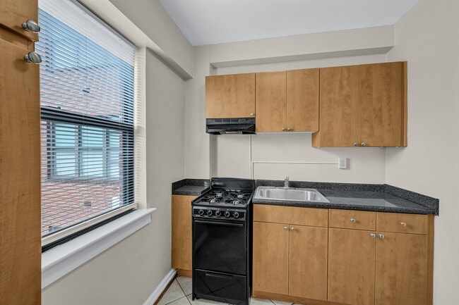 215 C Street Apartments in Washington, DC - Building Photo - Building Photo