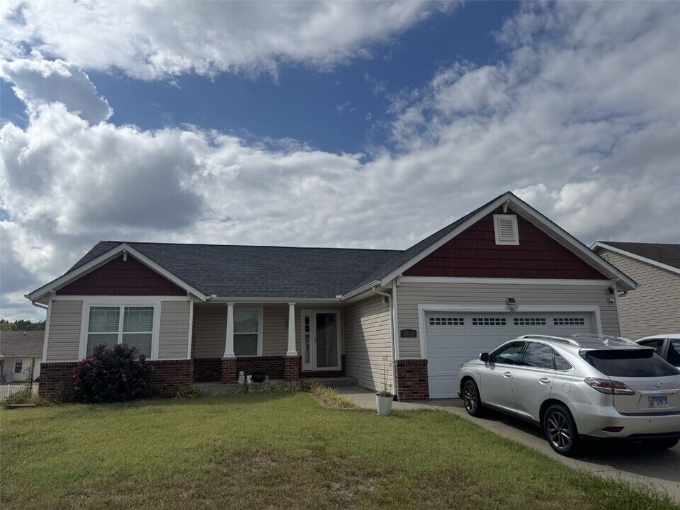 1111 Pinewood Ln in Waterloo, IL - Building Photo