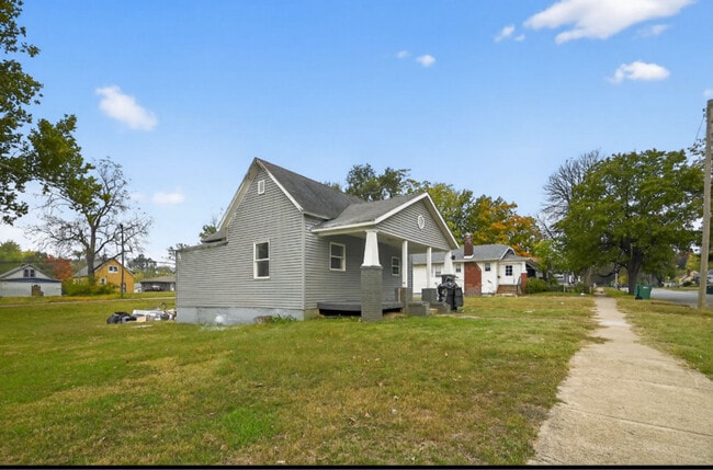979 W King St in Decatur, IL - Foto de edificio - Building Photo