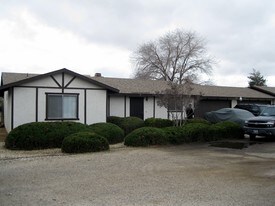 15902-15904 Chehalis Ct in Apple Valley, CA - Foto de edificio - Building Photo