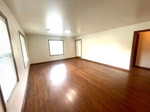 1109 Davis St in Taylor, TX - Building Photo - Building Photo