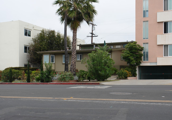 6667-6671 La Jolla Blvd in La Jolla, CA - Building Photo - Building Photo