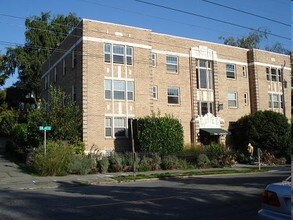 Lavanch Apartments in Seattle, WA - Building Photo - Building Photo