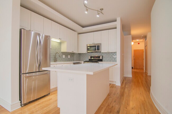 212 W Washington St in Chicago, IL - Building Photo - Building Photo