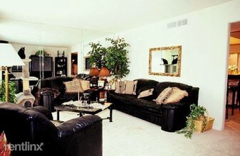 1617 Fountain View Dr in Houston, TX - Building Photo - Building Photo
