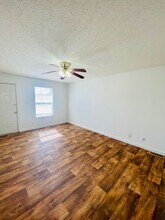 124 Gleaves Ln in Oak Grove, KY - Foto de edificio - Building Photo