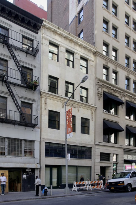 12 W 28th St in New York, NY - Building Photo