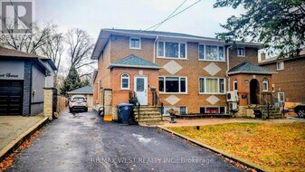 1559 Northmount Ave in Mississauga, ON - Building Photo