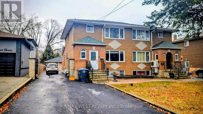 property at 1559 Northmount Ave