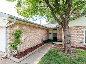132 NW 5th St in Moore, OK - Foto de edificio - Building Photo
