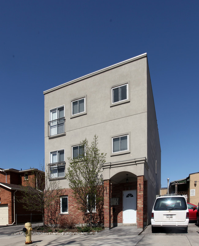 10 Victoria Ave W in Toronto, ON - Building Photo - Primary Photo