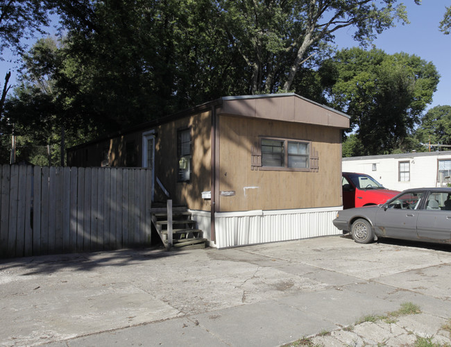 PL Mobile Home Park in Omaha, NE - Foto de edificio - Building Photo