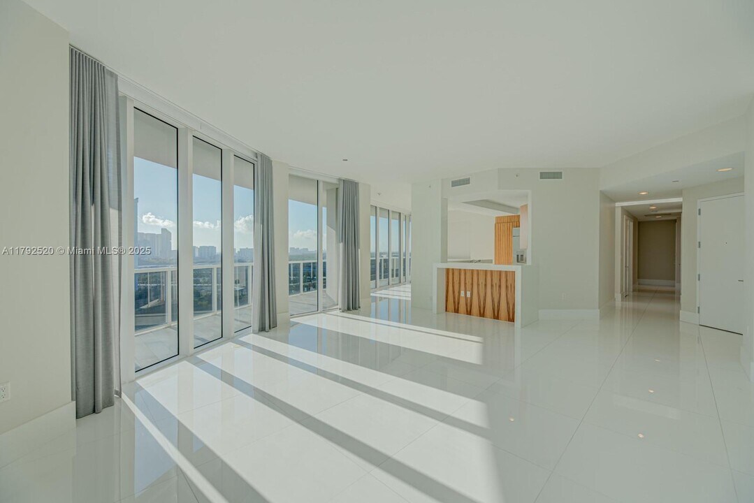 4100 Island Blvd in Aventura, FL - Building Photo